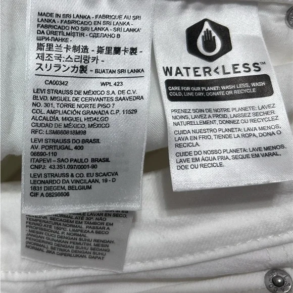 Levi's White Jean Shorts with Stretch Denim and Minimal Styling - Picture 4 of 5